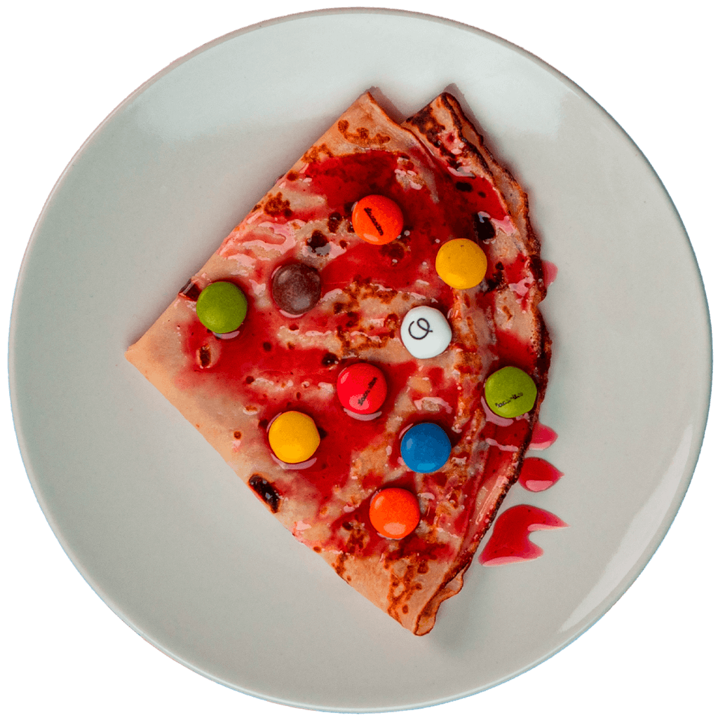 Crepe de sirope de fresa con topping de lacasitos