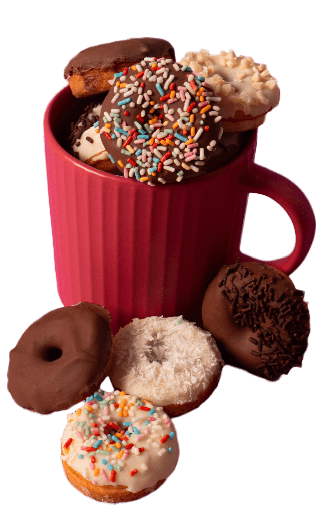 Taza de desayuno rellena de mini donuts cubiertos de distintos toppings