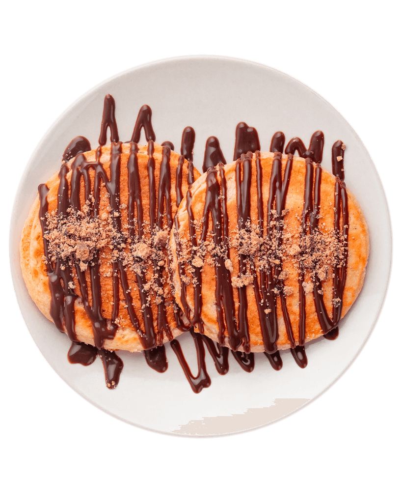 Plato de dos pancakes de chocolate con cookies